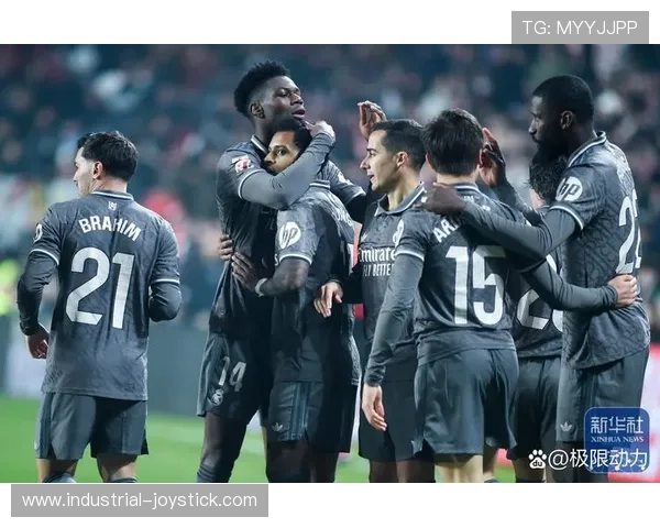 Lautaro激情庆祝动作引热议,展现竞技状态与情绪释放 Lautaro激情庆祝动作引热议,展现竞技状态与情绪释放