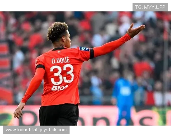 杜埃与维尔茨:新星中场组织能力与参与度差异解析 杜埃与维尔茨:新星中场组织能力与参与度差异解析