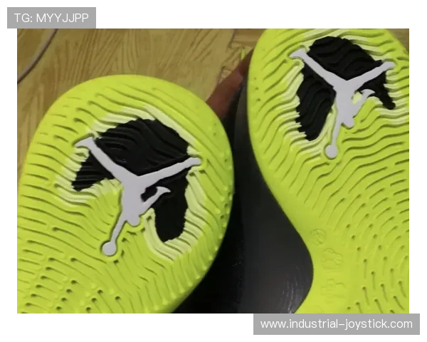 傅海峰家里那车库比我家房子还舒坦，谁敢信他打球还能这么低调？