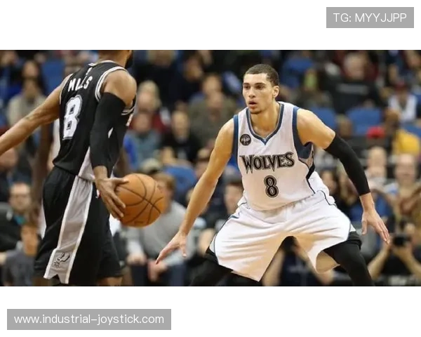 扎克拉文哪里来的这身奢华，到底是打球还是走红毯？