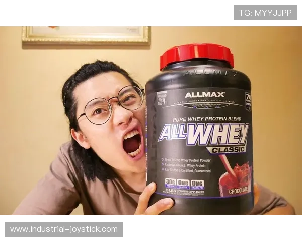 梅西家冰箱里塞满蛋白粉，连饮料都是按毫升算的